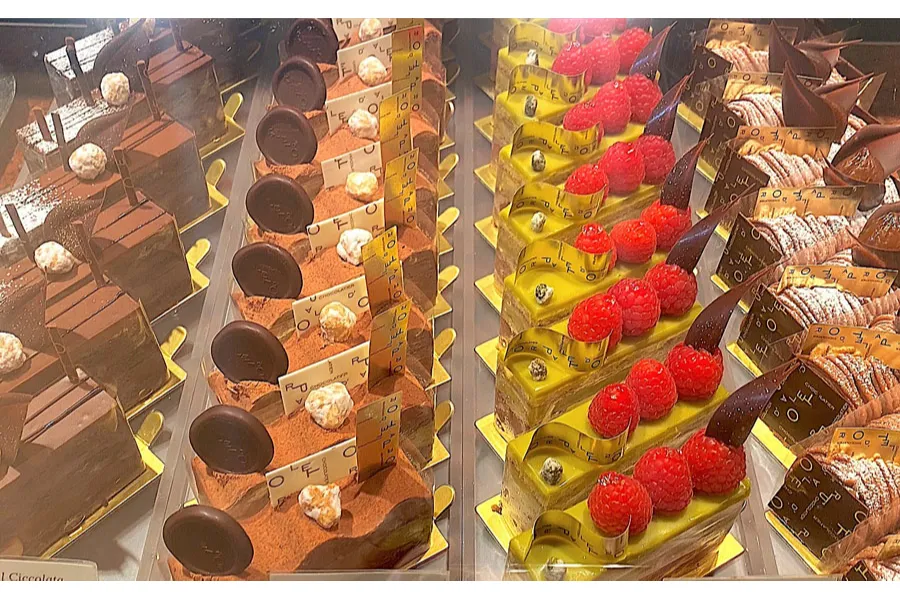 スイーツショーケースサンプル写真