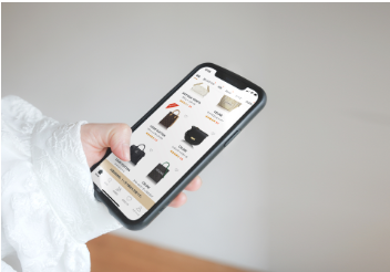 スマホを操作している写真