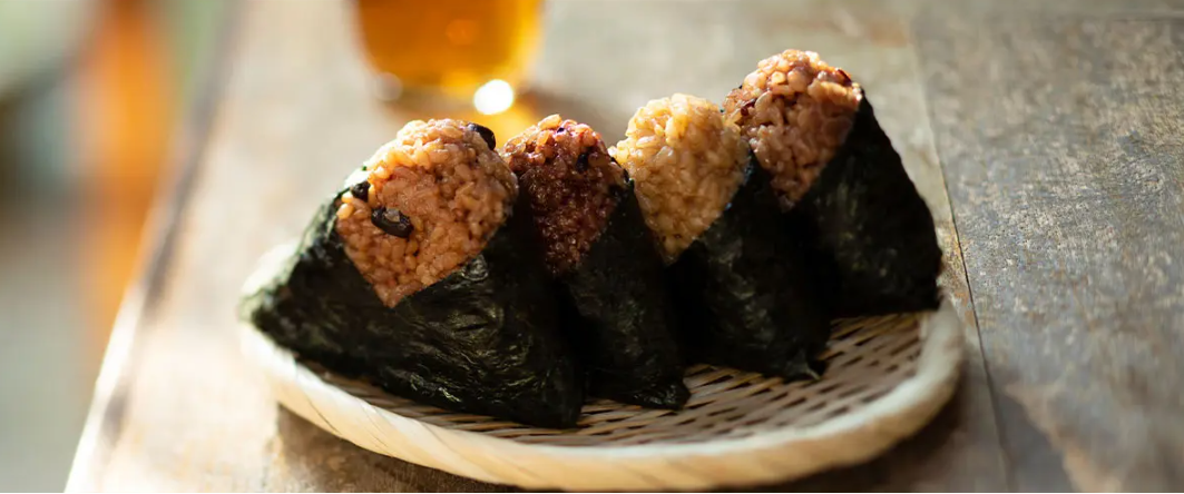 寝かせ玄米おむすび写真